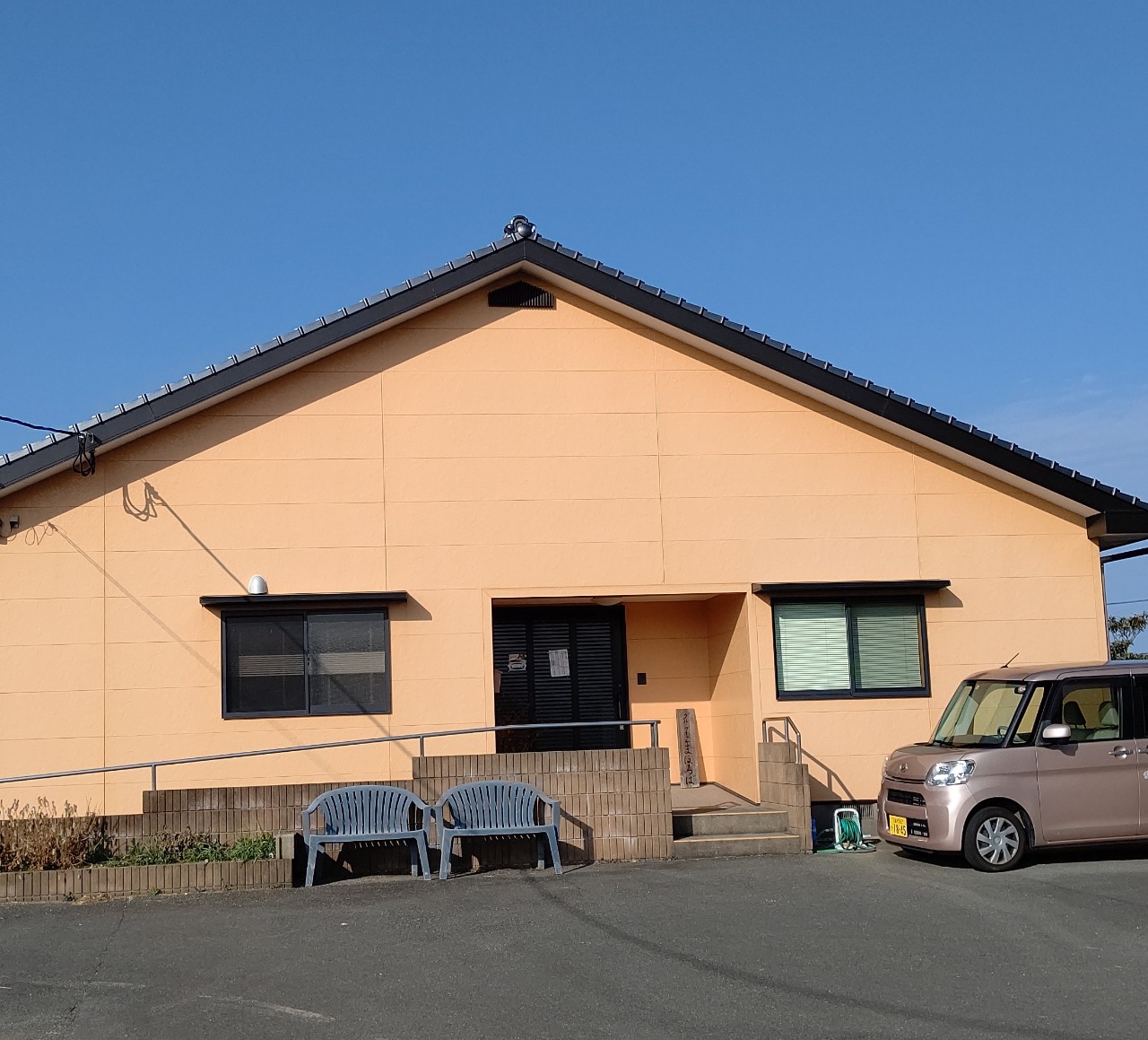 平屋建ての小さな建物です。