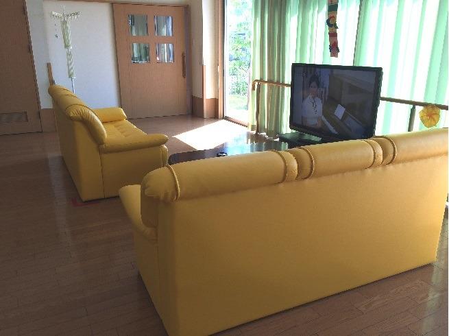 共有スペースのソファとテレビ
